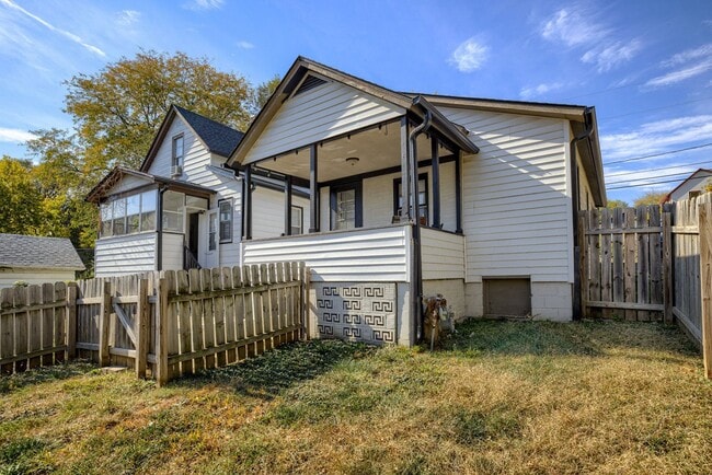 Photo - Cozy 2 Bedroom With Fenced Yard & Parking, Minutes from Old Market!!