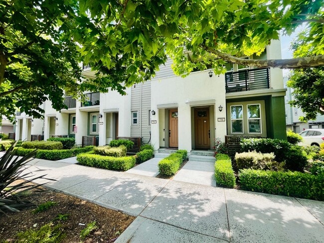 Building Photo - Vibrant 3 BED + 2.5 BA Milpitas Townhouse. Stainless Steel Appliances. Great Location.