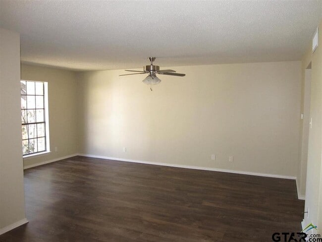 Photo - 323 Top Hill Dr