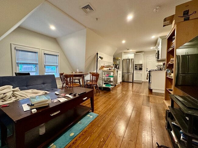 Building Photo - 21 Bellevue St Unit 3 Rental