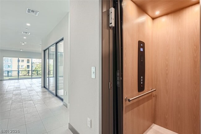 18 Promenade Isle Ln