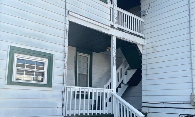 Photo - 702 Nelson St