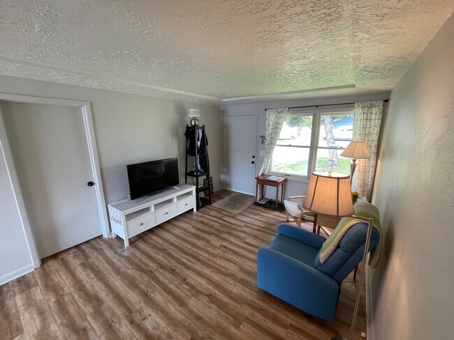 Puerta principal y sala de estar - 2626 NE 111th Ave Unidad 2626