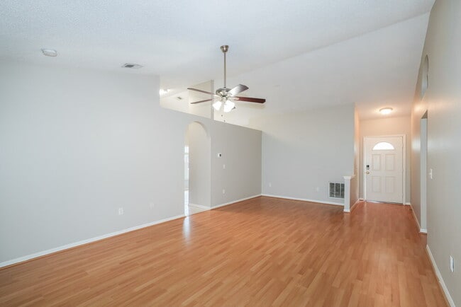 Photo - 2047 Sarah Louise Dr
