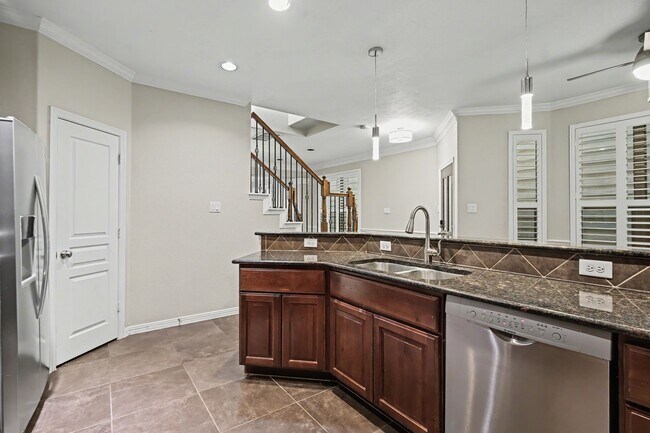 Photo - 5205 Larkin St