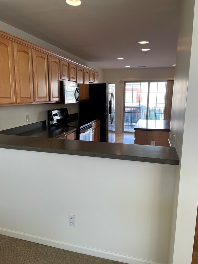 Bar looking into the Kitchen - 1407 Ashford Ct Unit 1407 Ashford Ct