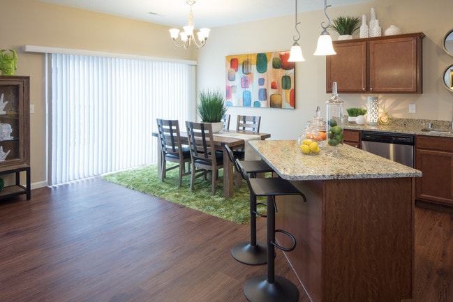 Comedor/ cocina de Sydney - The Villages of Burlington