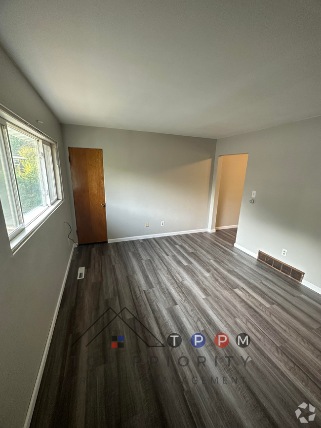 Building Photo - 1 Bedroom | 1 Bathroom Apartment in Waterl... Unit C