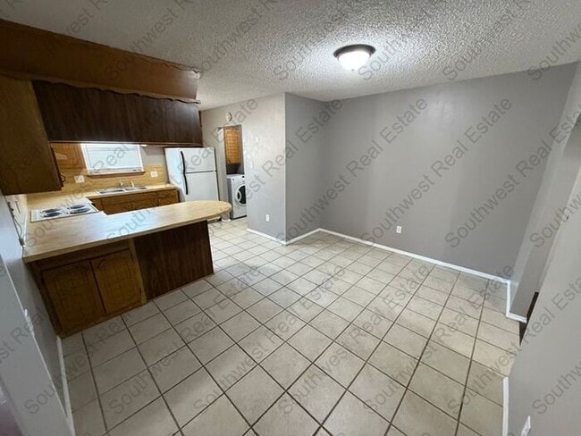 Photo - Spacious 3 bedrooms 2 baths home with 2 car garage