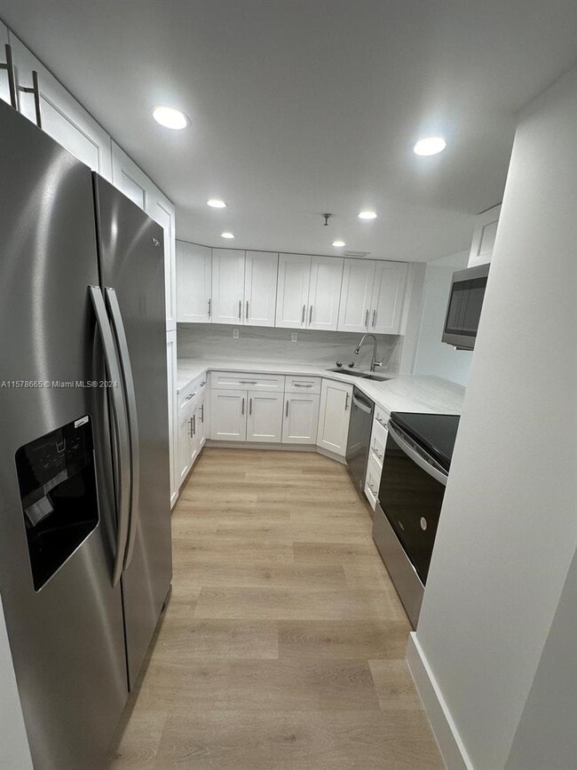 2625 Collins Ave Unit 411