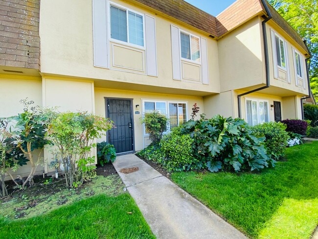 Building Photo - Condo Overlooking the American River!