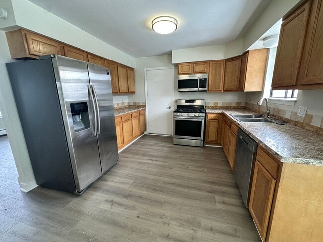 Photo - MOVE IN SPECIAL! Cozy 5 bedroom 2 bath Home - Erie