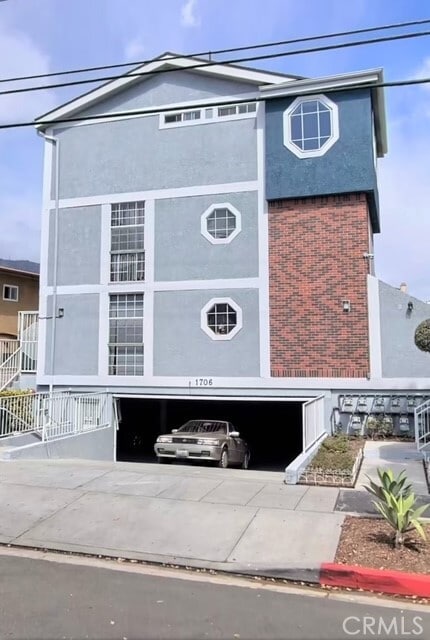 Building Photo - 1706 Grismer Ave Unit 205