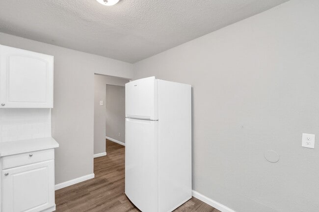 Building Photo - NICE 2 BEDROOM 1 BATH WITH 1600 SF