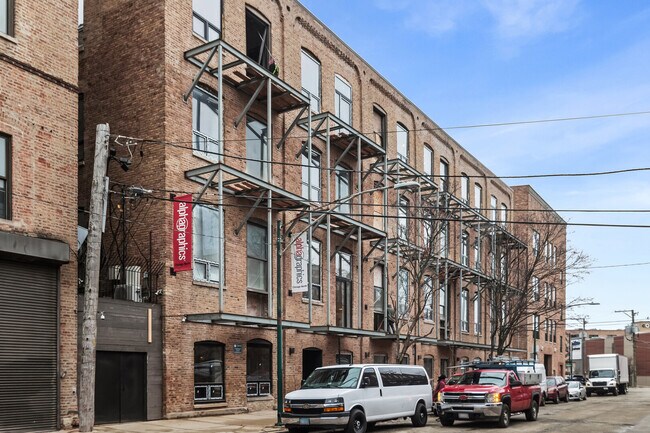 Building Photo - 813 W Evergreen Ave Unit 205