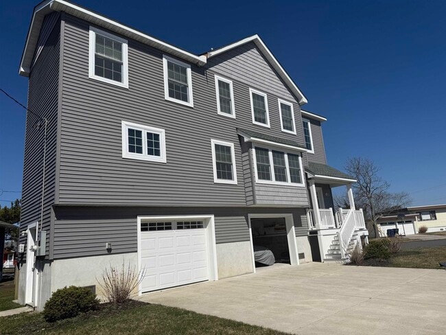 Building Photo - 101 W Beach Ave