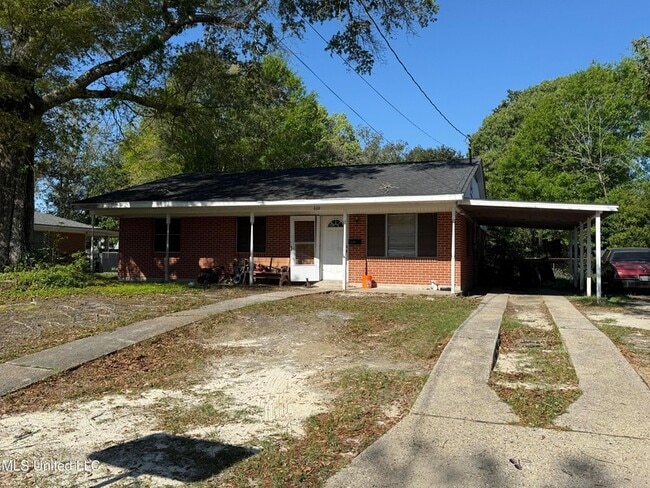 Building Photo - 609 Academy Dr