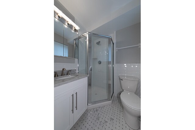 Quartz Vanitytop/Marble Basketweave Floor Tile