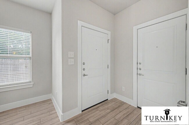 Photo - 8037-8039 Arbor Unit 8039
