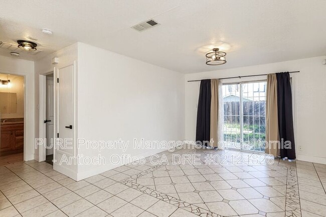 Photo - 2101 Banyan Way