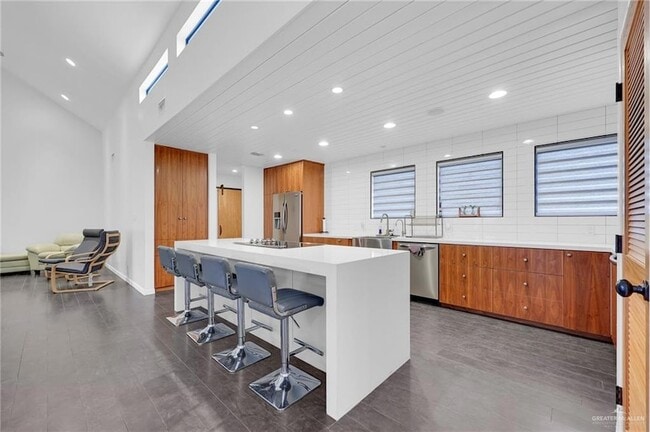 Photo - 2411 W Holland Ave