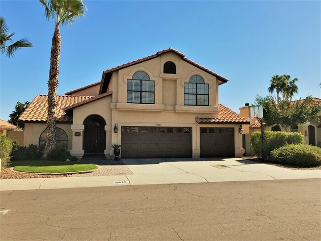 Building Photo - Beautiful 4Bd x 2.5Bath w/ HUGE Backyard &...