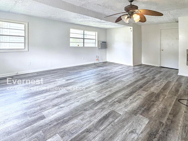 Photo - 1549 Elm St SW