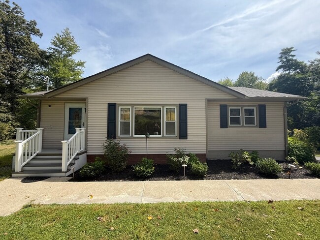 Building Photo - 3 Bedroom House with Many Amenities in Roc...