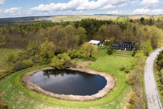 Photo - 483 Travis Hill Rd