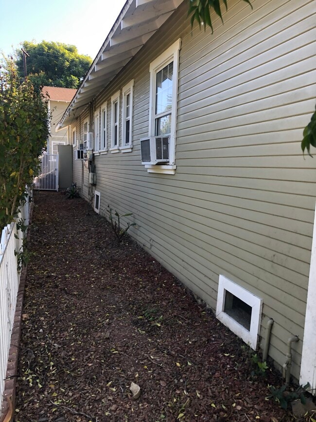 lado de la casa - 766 Temple Ave