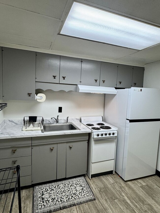 Photo - Cute 1 bed, 1 bath apartment in town for rent! No Pets/No Smoking Unit #6