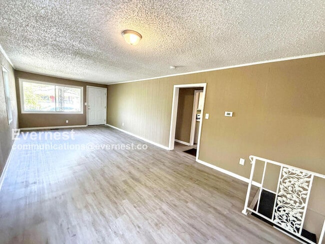 Photo - 109 22nd Ave W