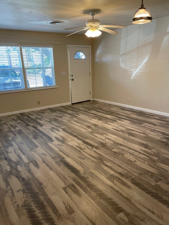 Livingroom - 819 E Lindsey St