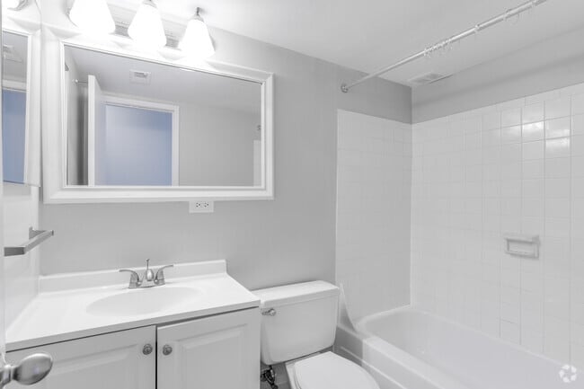 2BR, 2BA - 980SF - Bathroom
