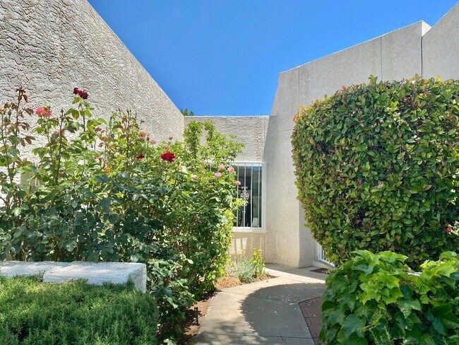 Photo - 5900 Canyon Vista Dr NE