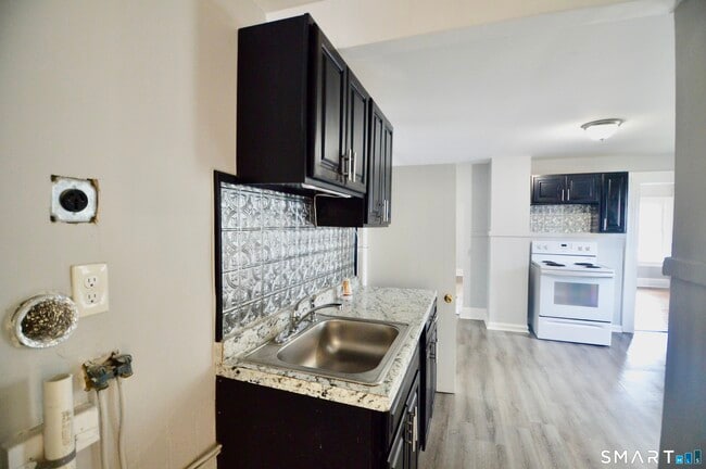 Photo - 2310 Barnum Ave Unidad First floor