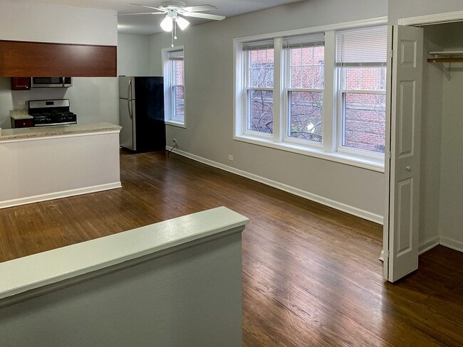 Building Photo - 3709 N Sheffield Ave Unit 407