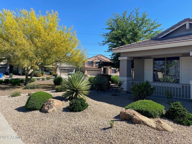 Building Photo - 2812 E Questa Dr