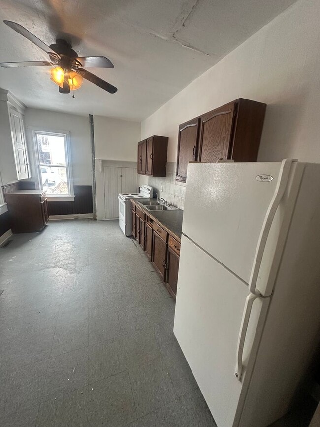 Photo - 927 W Poplar St