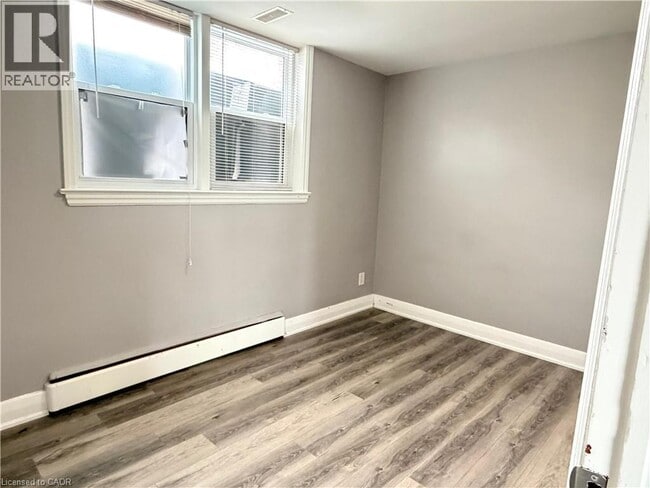 Photo - 318 Dolph St S Unité 5