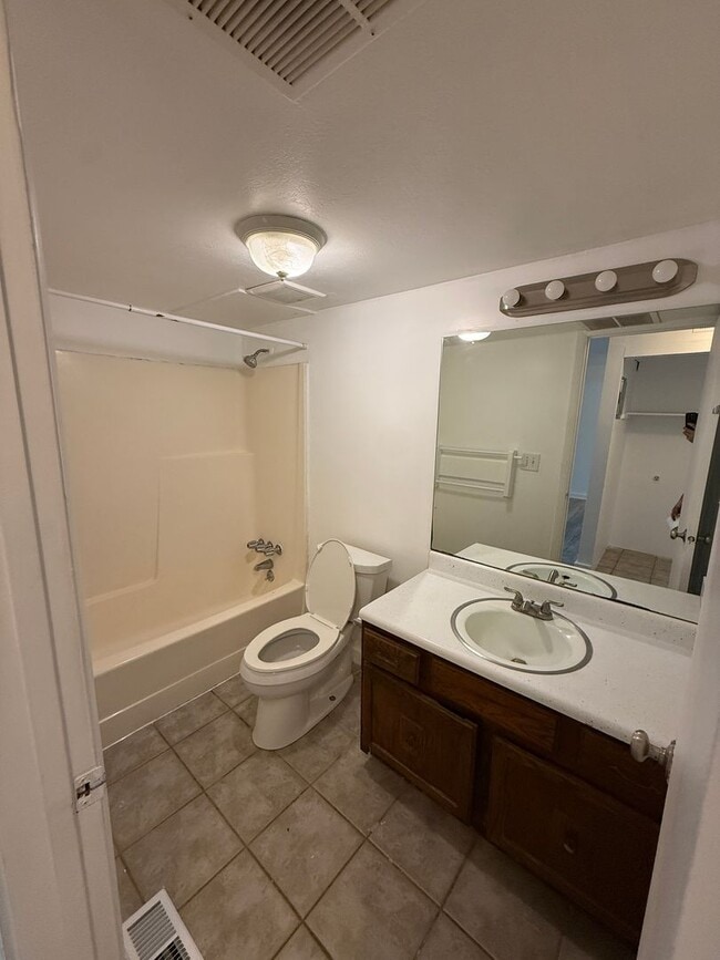 Photo - Beautiful Two Bedroom Apt; Salt Lake City, 1,000 sq ft; New Flooring Unidad 3372