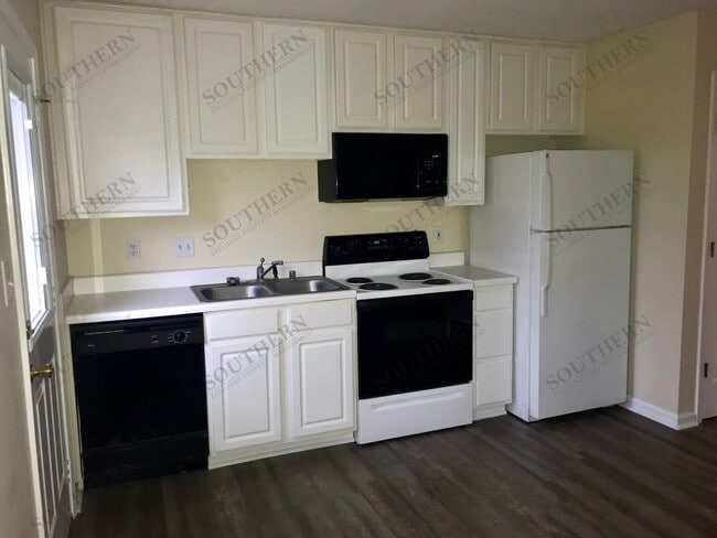 Building Photo - 3921 Banyan Ct Unit B