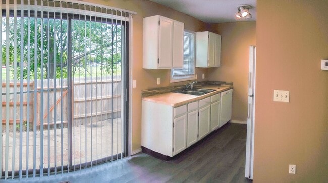 Photo - 3 bed 2 ba with Finished Basement Bedroom, Garage - APPLY FREE!