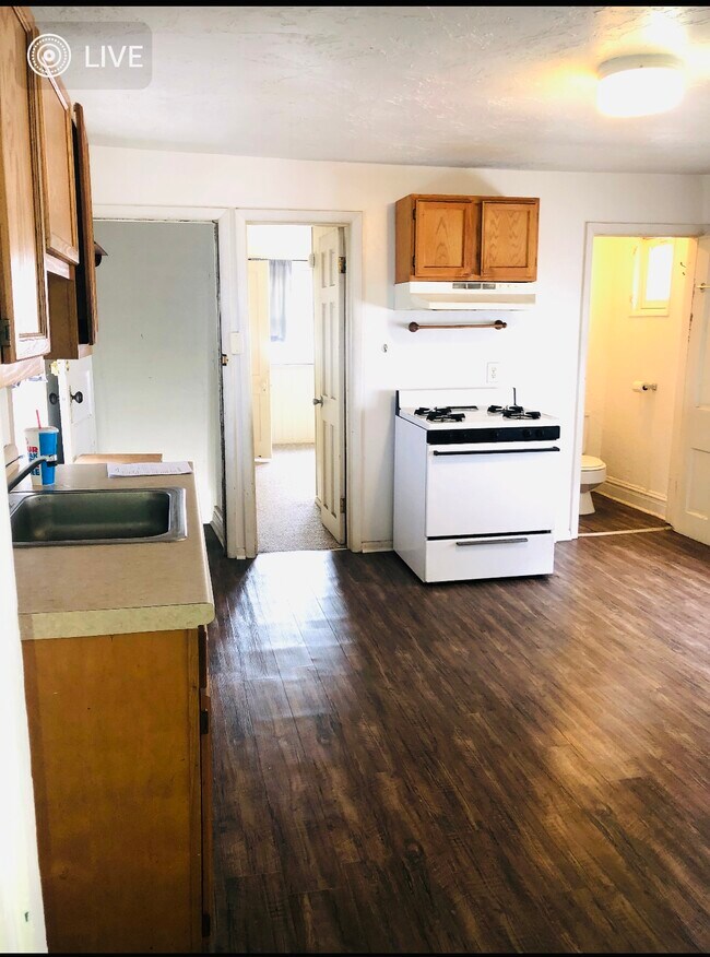 Cocina - 1926 E 123rd St Unidad Downfront house
