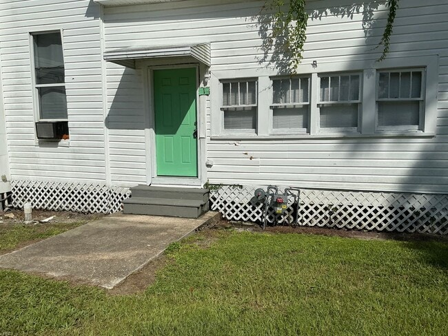 Building Photo - 415 Dewey St Rental
