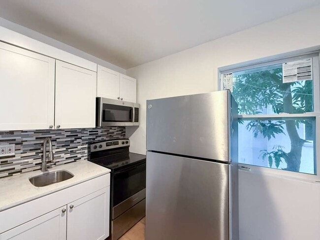 Building Photo - 2 SW 6th Ave Unit 3