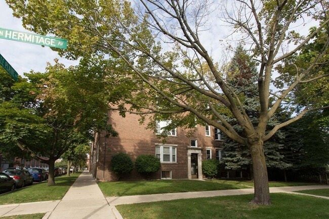 Building Photo - Beautiful 1 Bed Apartment in North Center/ Ravenswood Area Available September 1st Unit 1750 - 1