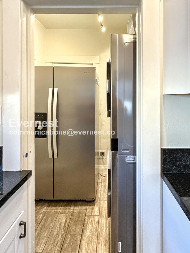 Photo - 934 E 7th St