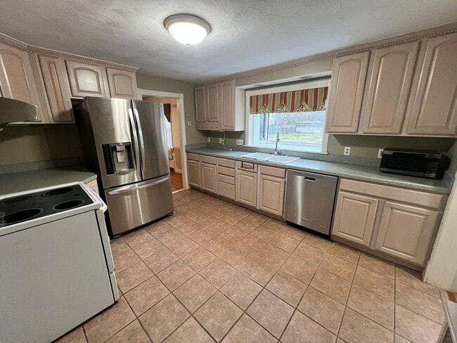 Photo - Beautiful, Single Family Colonial for Rent in Springfield!