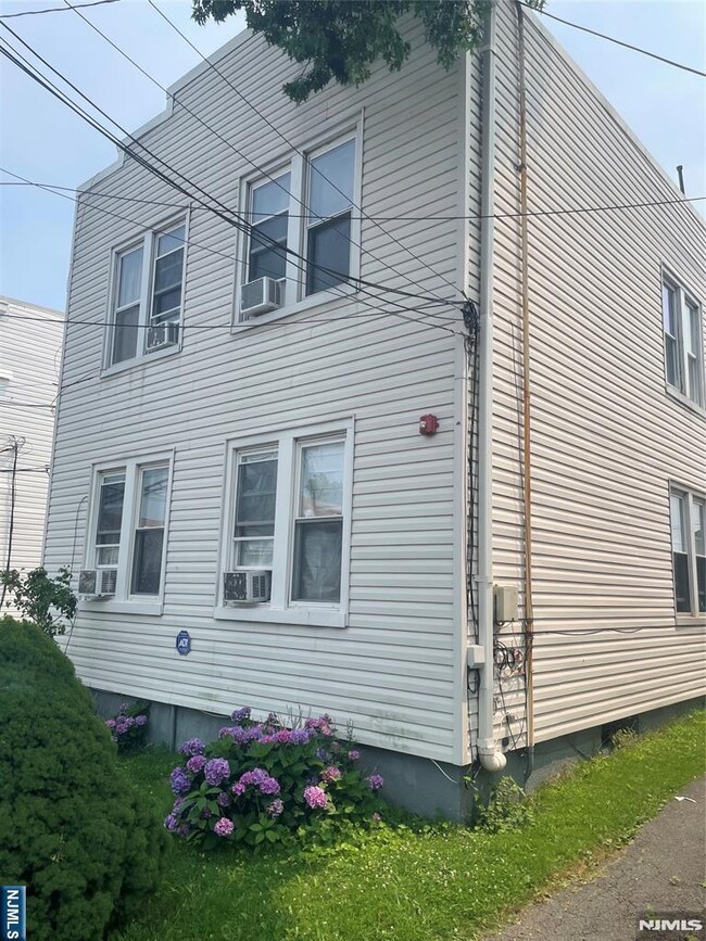 Building Photo - 122-124 Buffalo Ave Unit 4
